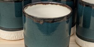 tasse email bleu gravure porcelaine